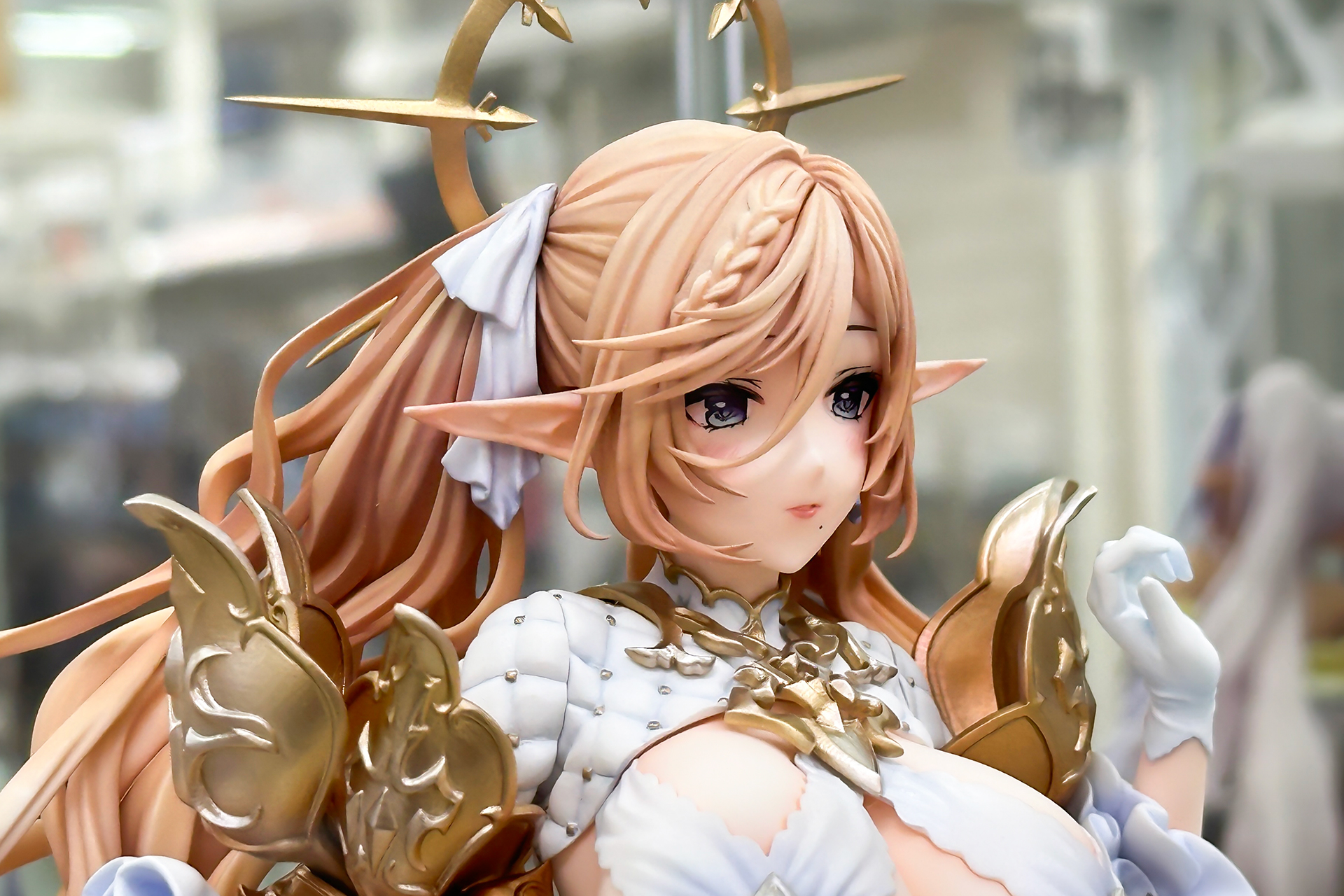 流れるような髪の造形も見事だ