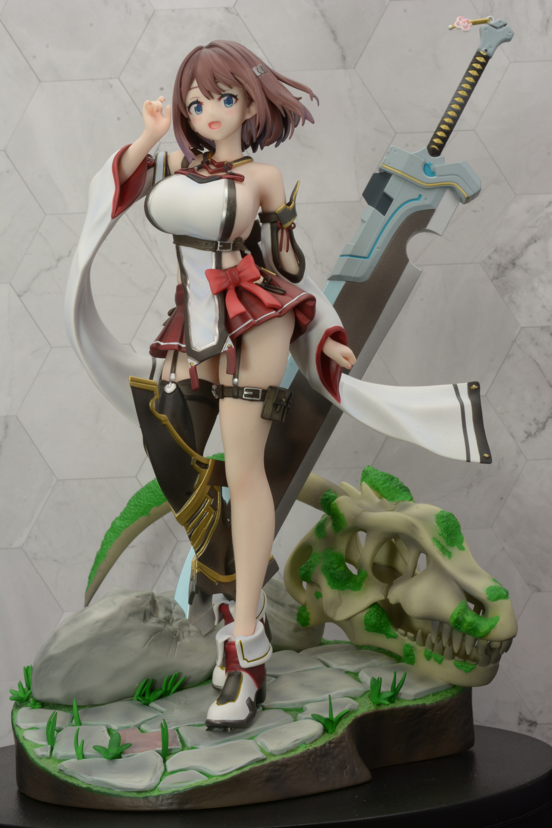 正面は大剣を持った女の子の戦士という印象が強いが、側面、背面で服の露出度がすごいことがわかる。独特な世界観も魅力だ