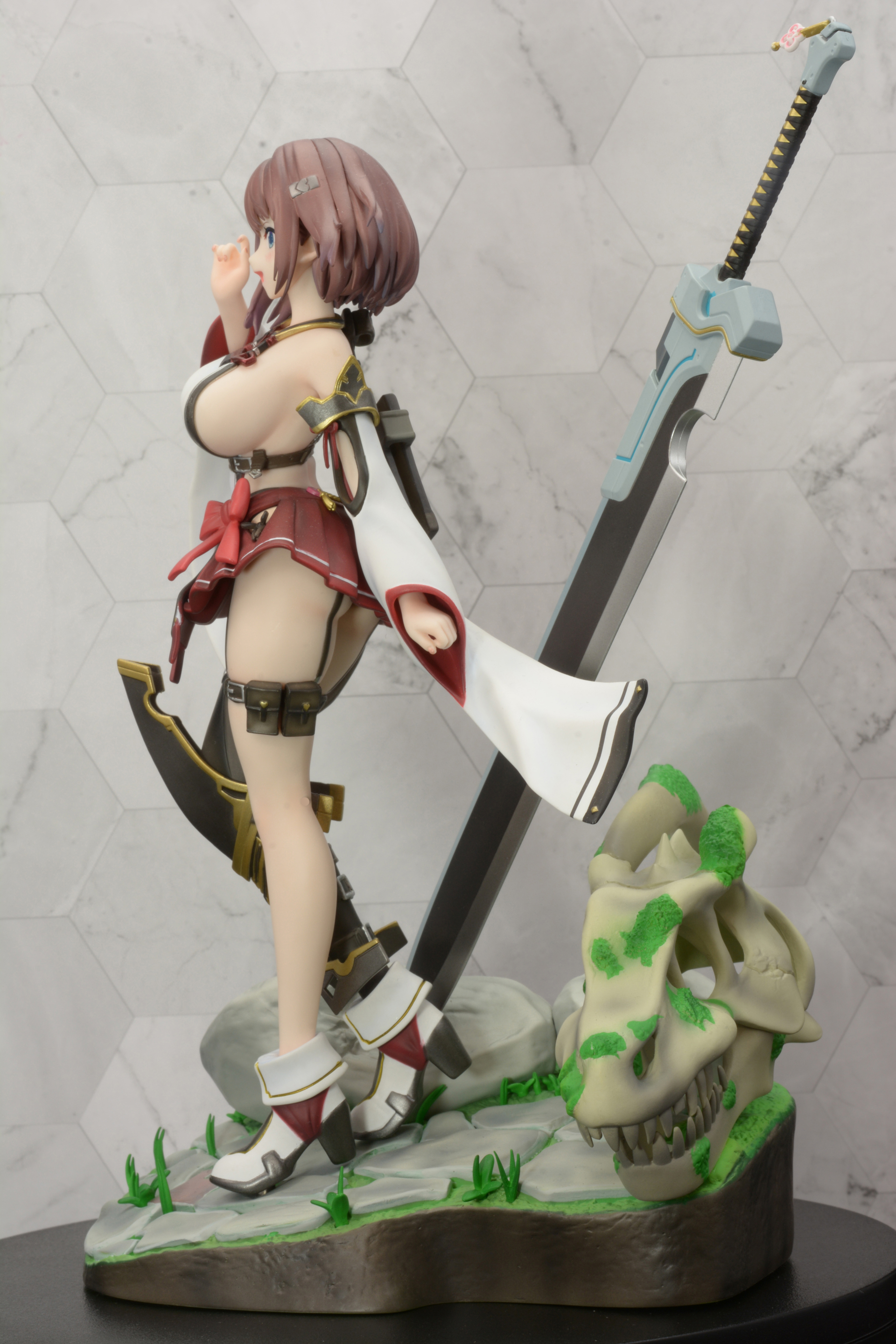 正面は大剣を持った女の子の戦士という印象が強いが、側面、背面で服の露出度がすごいことがわかる。独特な世界観も魅力だ