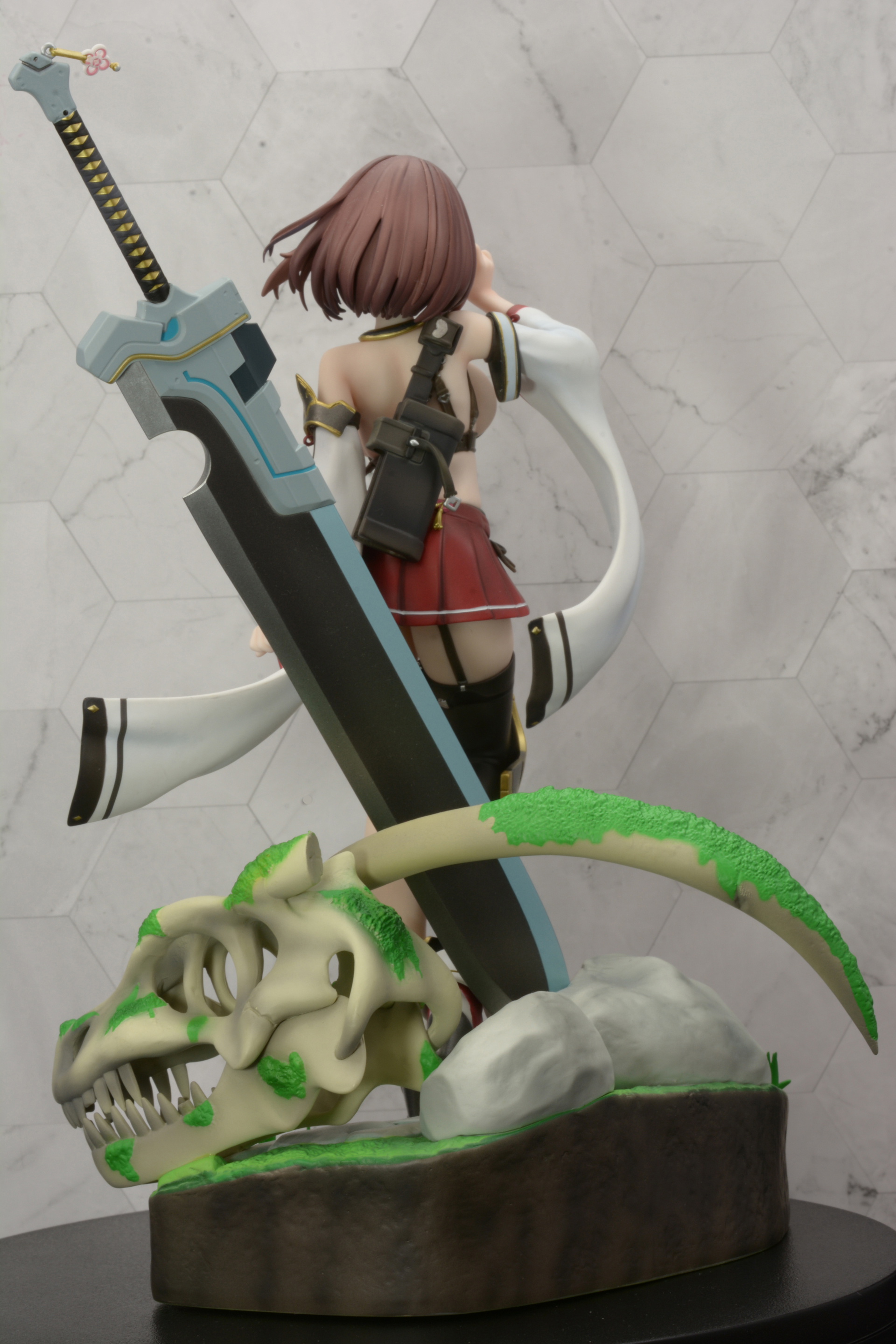正面は大剣を持った女の子の戦士という印象が強いが、側面、背面で服の露出度がすごいことがわかる。独特な世界観も魅力だ