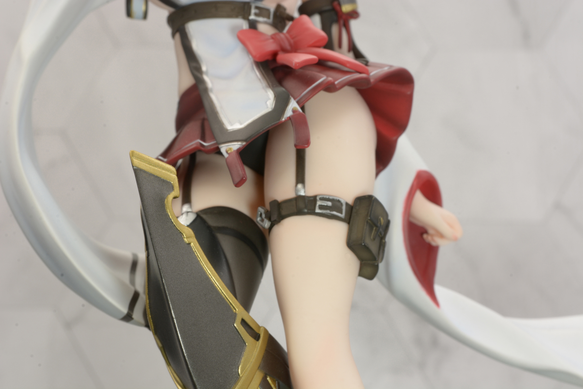パンツのデザインはシンプル。革のような感じも。ガーターベルトの表現が楽しい