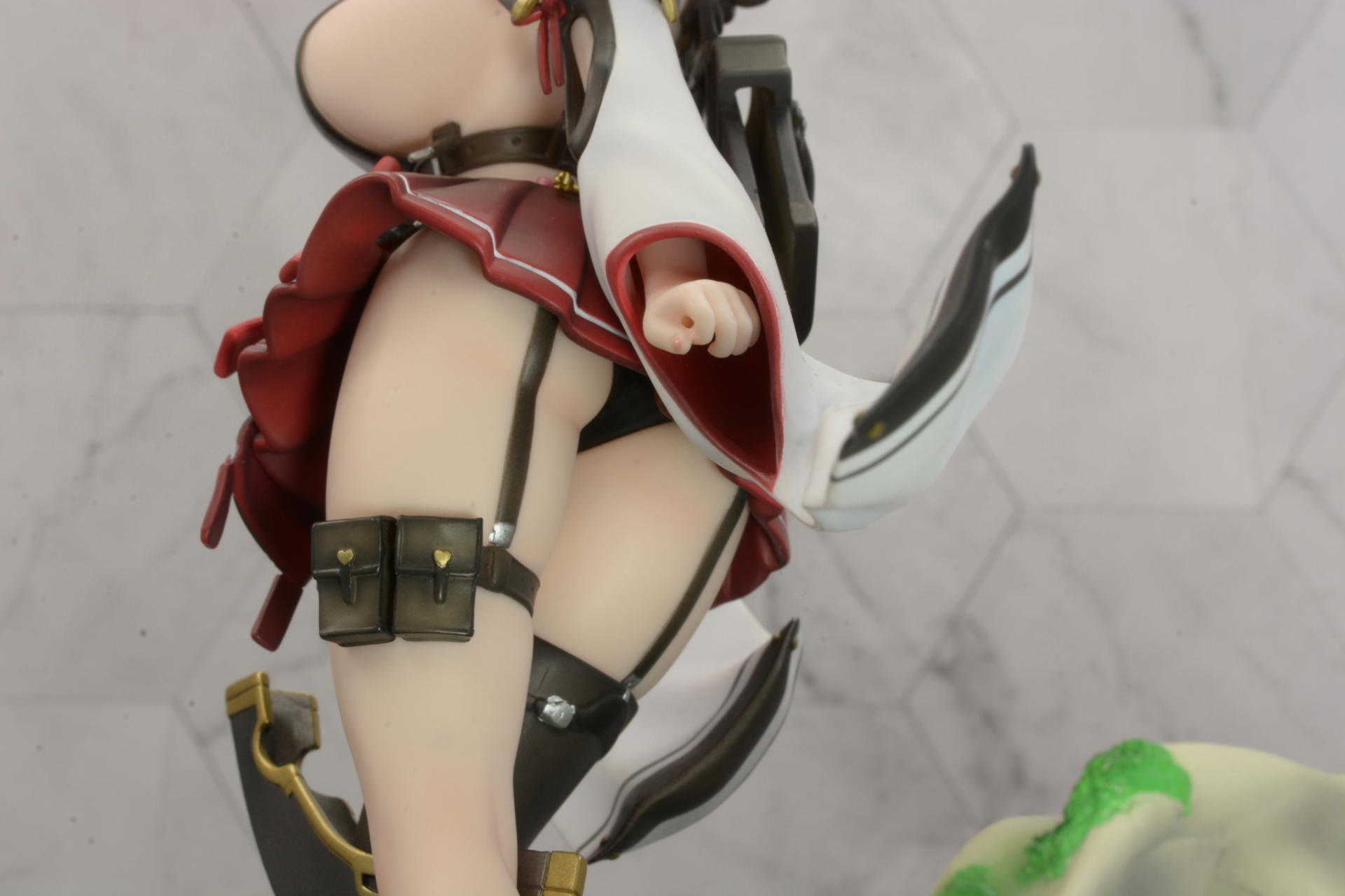 パンツのデザインはシンプル。革のような感じも。ガーターベルトの表現が楽しい