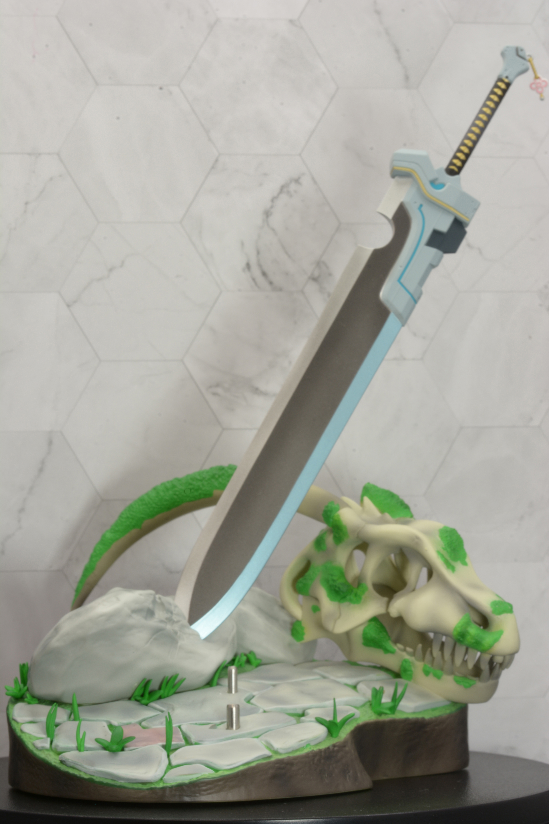 ファンタジックな雰囲気の台座。フィギュアの固定は金属のピンで行う