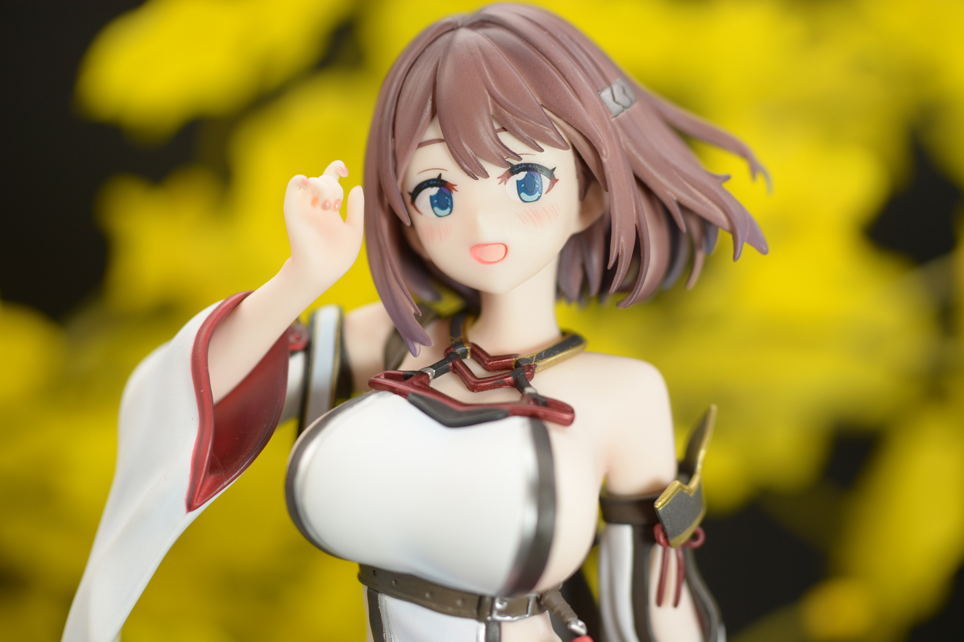 黄色い花を背景に、絞りを開放してボケを強くした