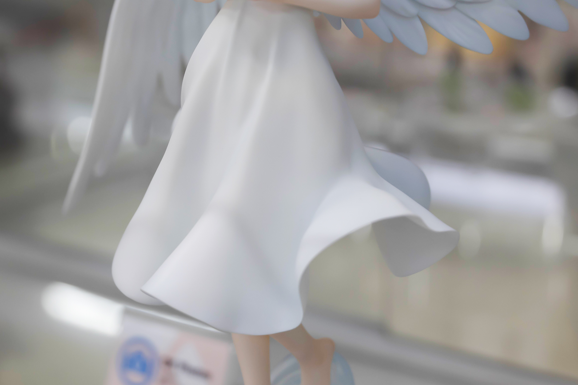 少しだけ裾が舞い上がっているような造形になっているのがわかる