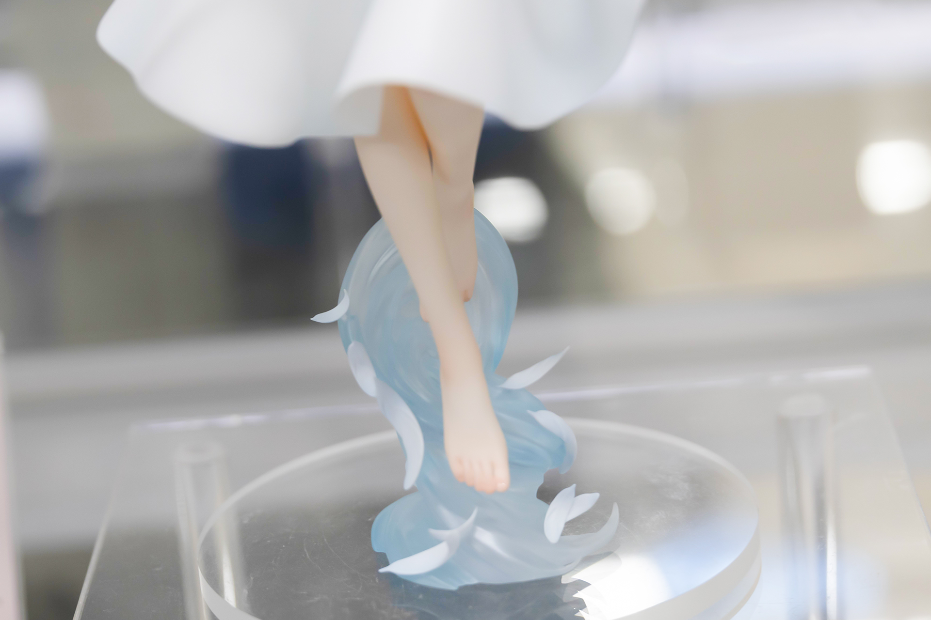 羽が散りばめられており、芸が細かい