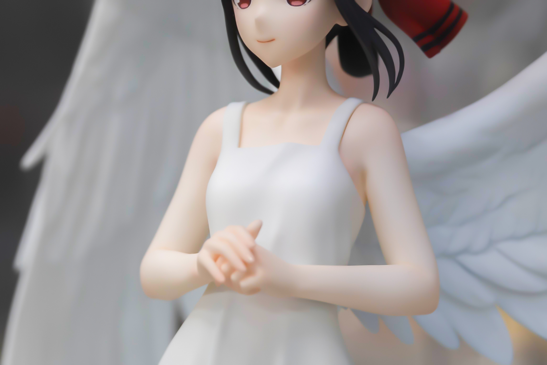 手前で手を組んでいるポーズも素晴らしい