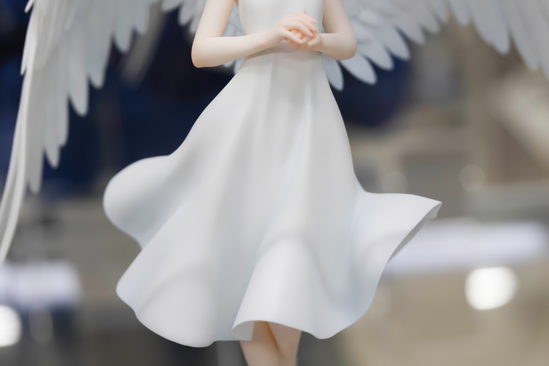 ワンピースはふんわりと広がっている