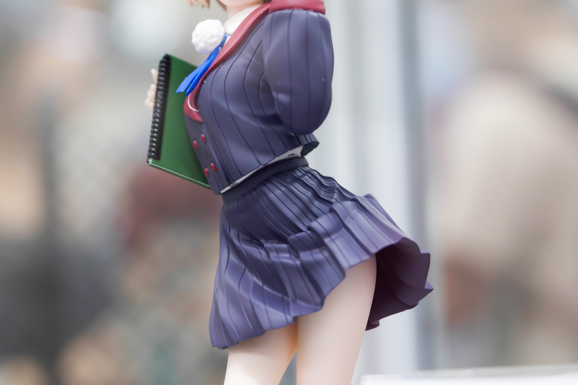 チラリと見える太ももがたまりません！