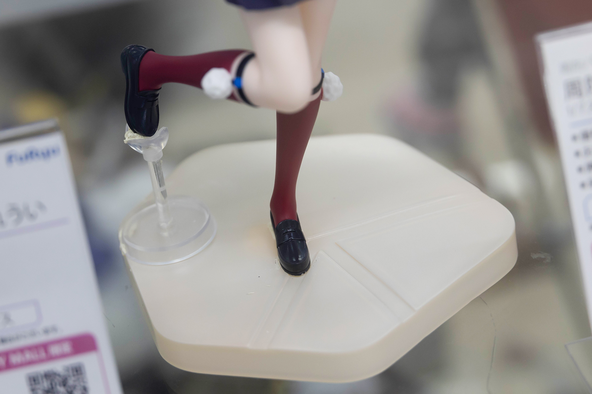 片足を上げたポーズになっており、支えでバランスが取られている