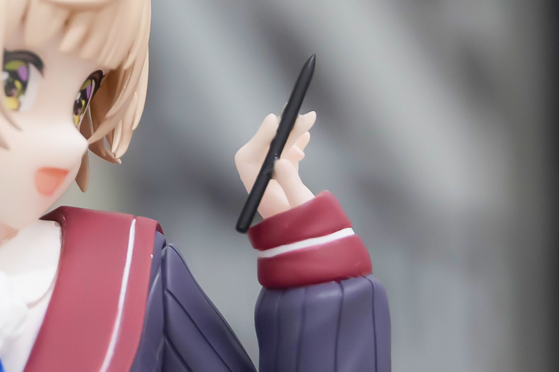 ペンを持つ手も小さくてかわいらしい