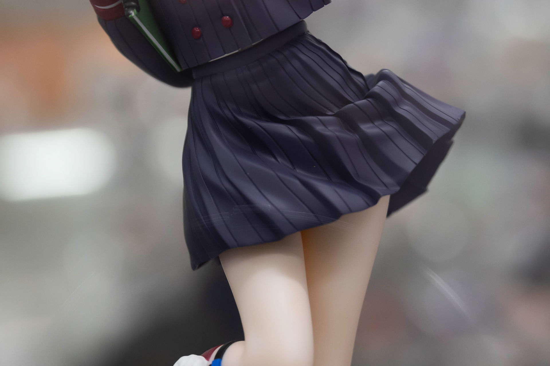 スカートも風になびいたような形になっており、躍動感がある