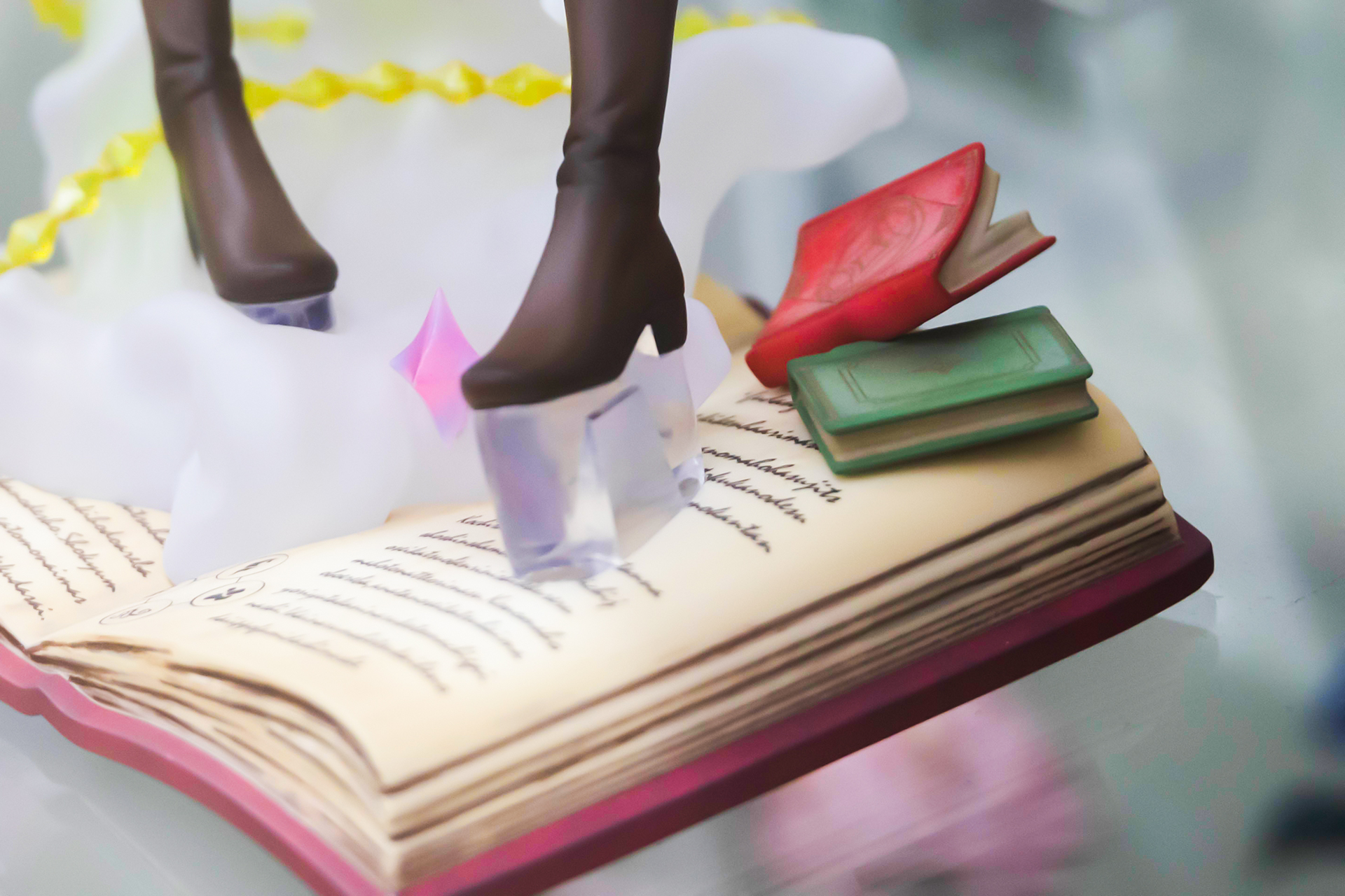 開いた本以外にも、複数の本が散りばめられている