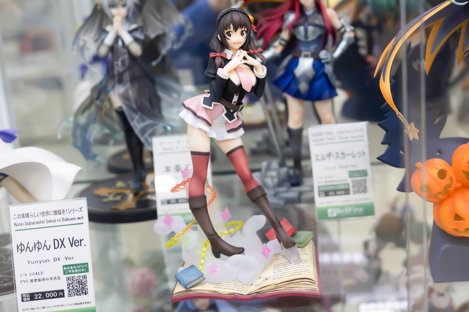 フィギュアの素材はPVCとABSで、台座部分を含む全高は約200mmだ