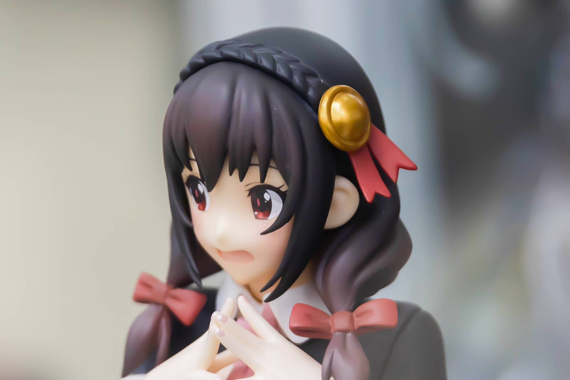 金色に輝く髪飾りもアクセントになっている