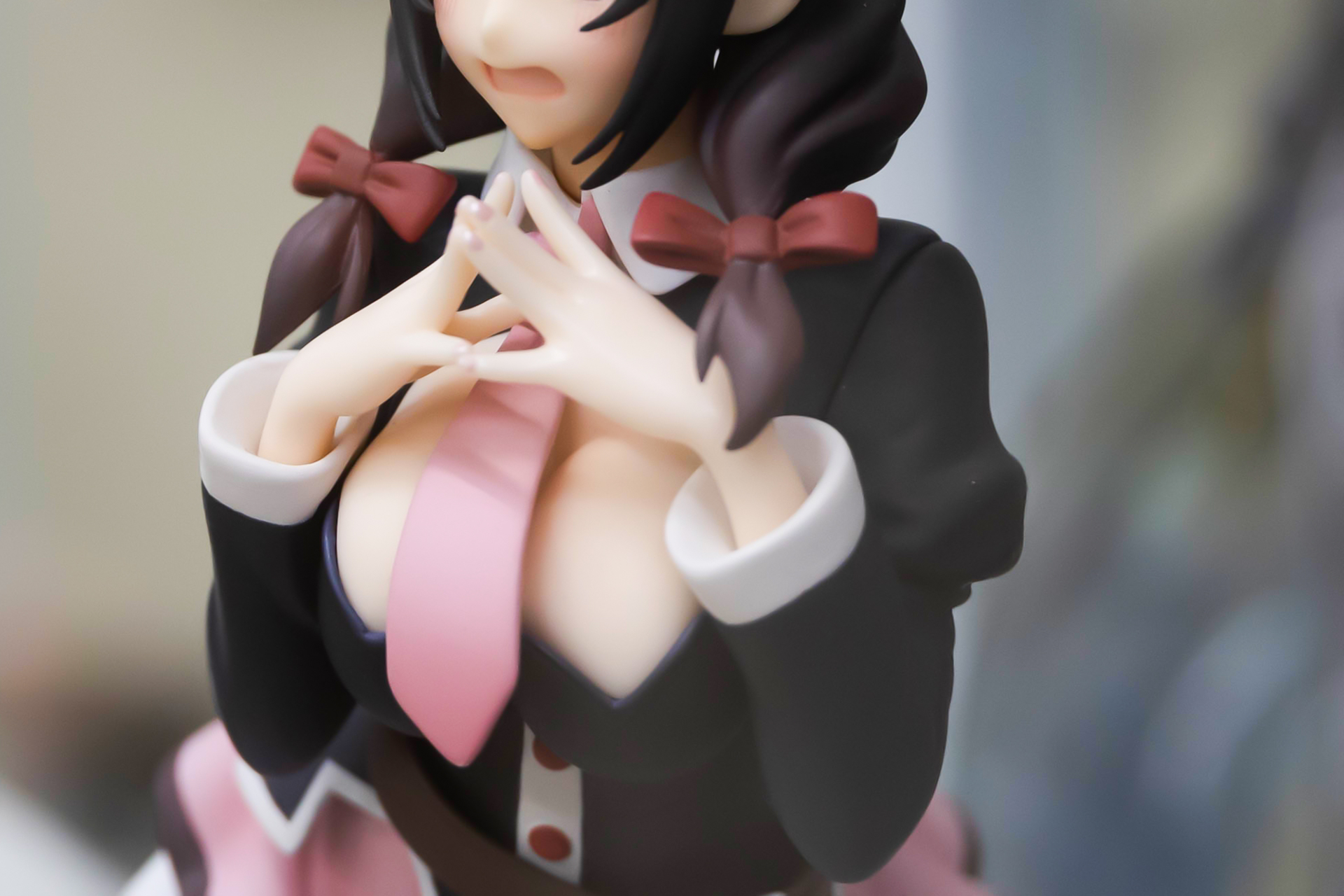 残念ながら胸の谷間はネクタイが邪魔で見えない!?