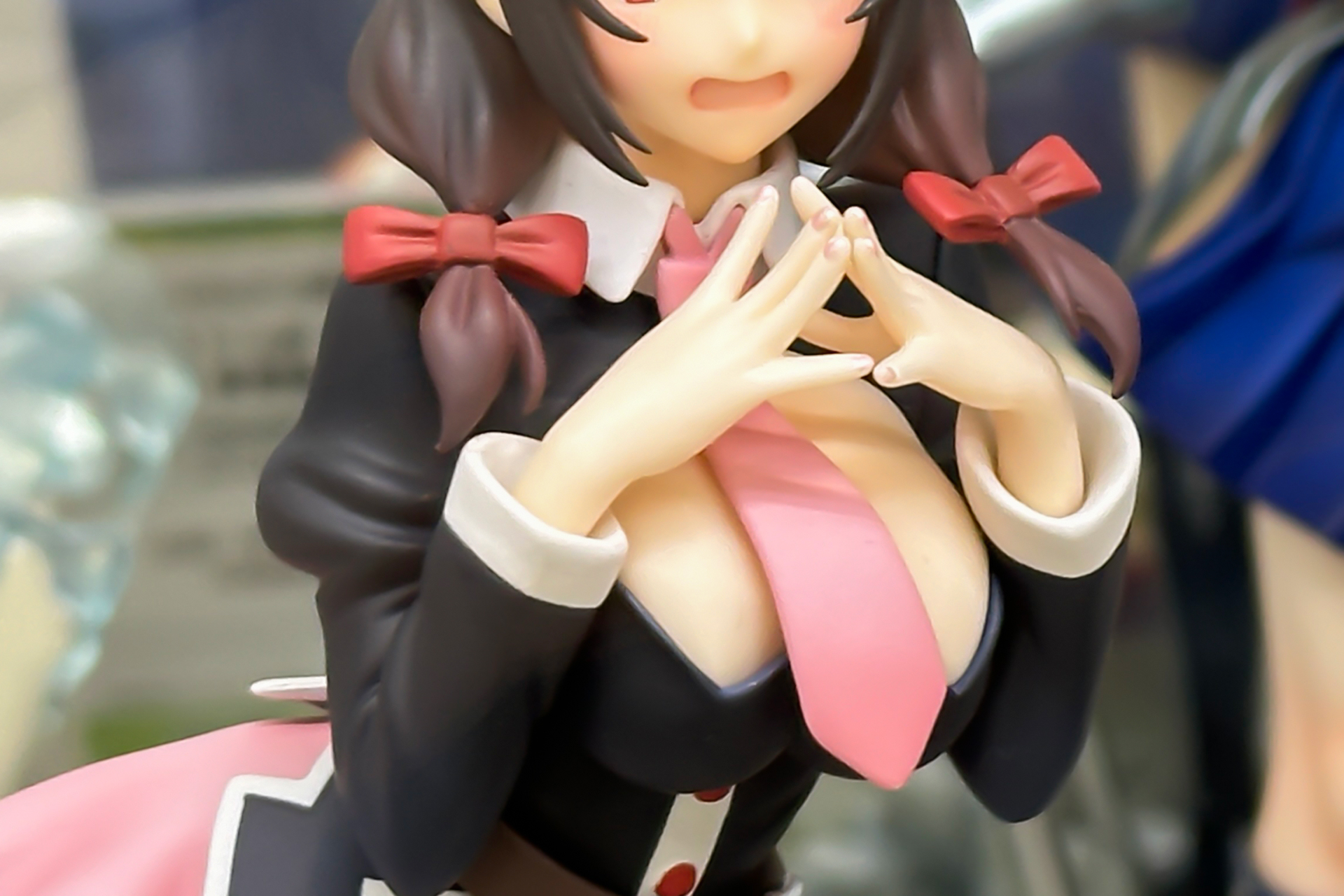 少し角度を変えると、バストの大きさがよくわかる