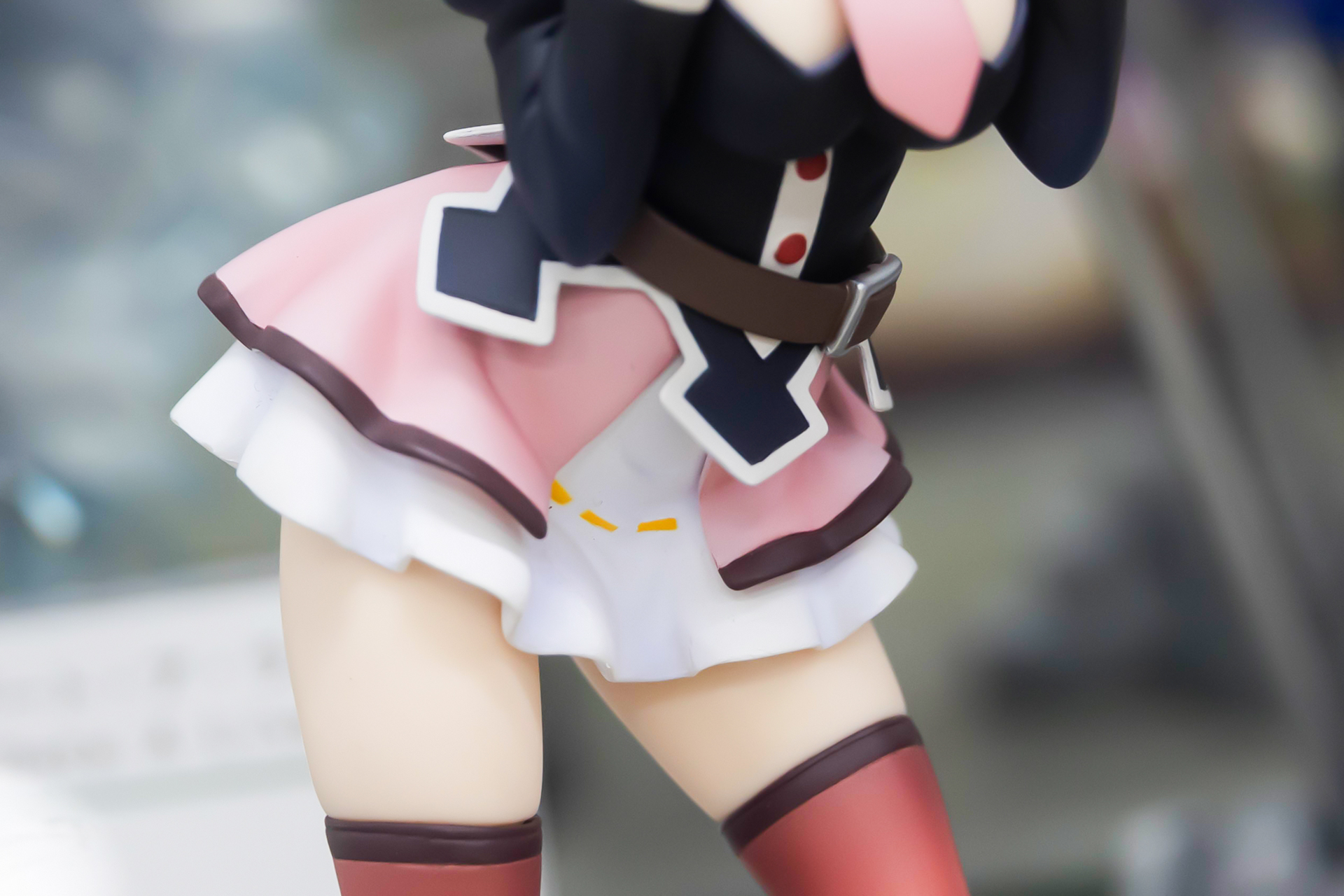 スカートはアイドルチックなデザインだ