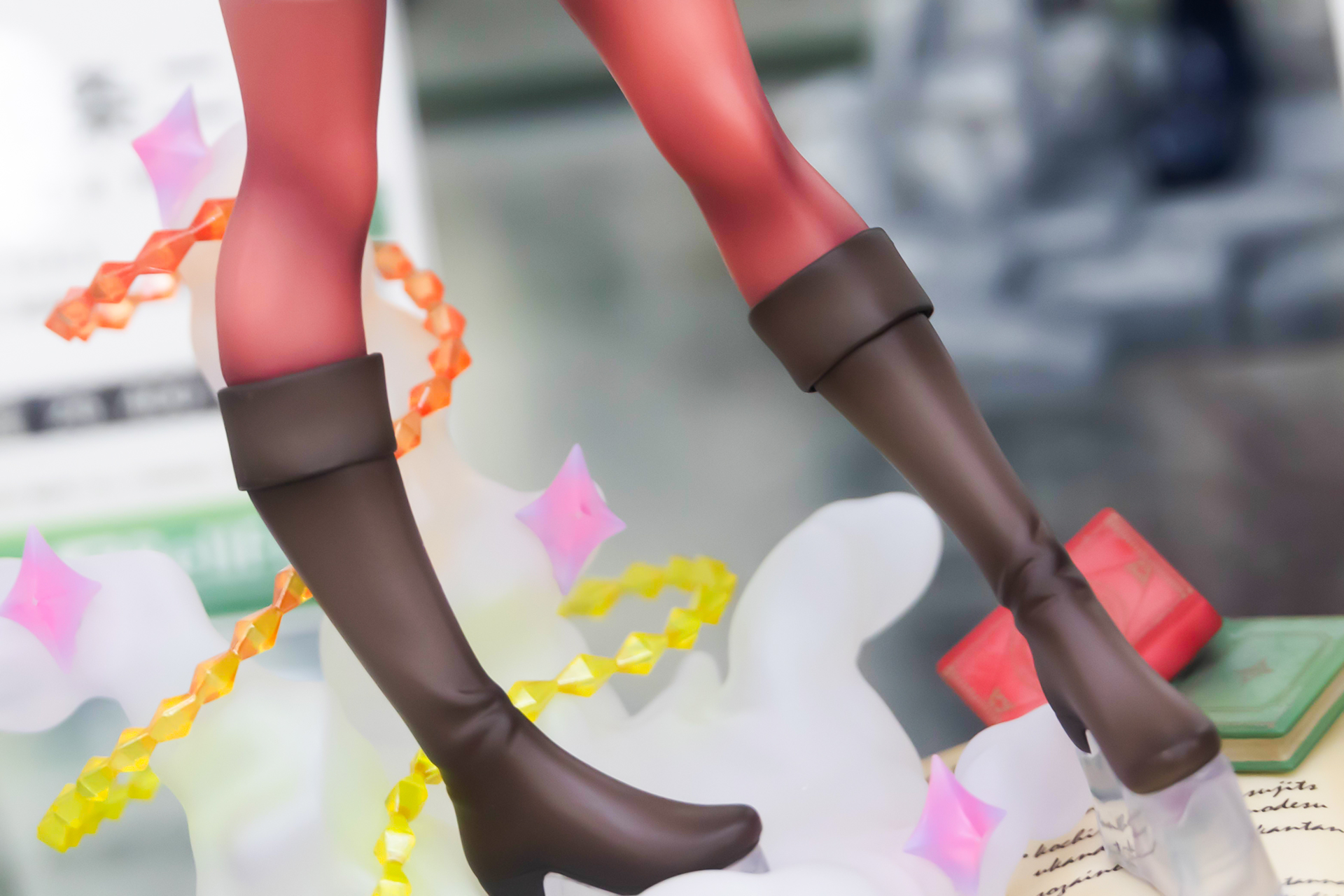 赤いタイツとロングブーツというクールな組み合わせ