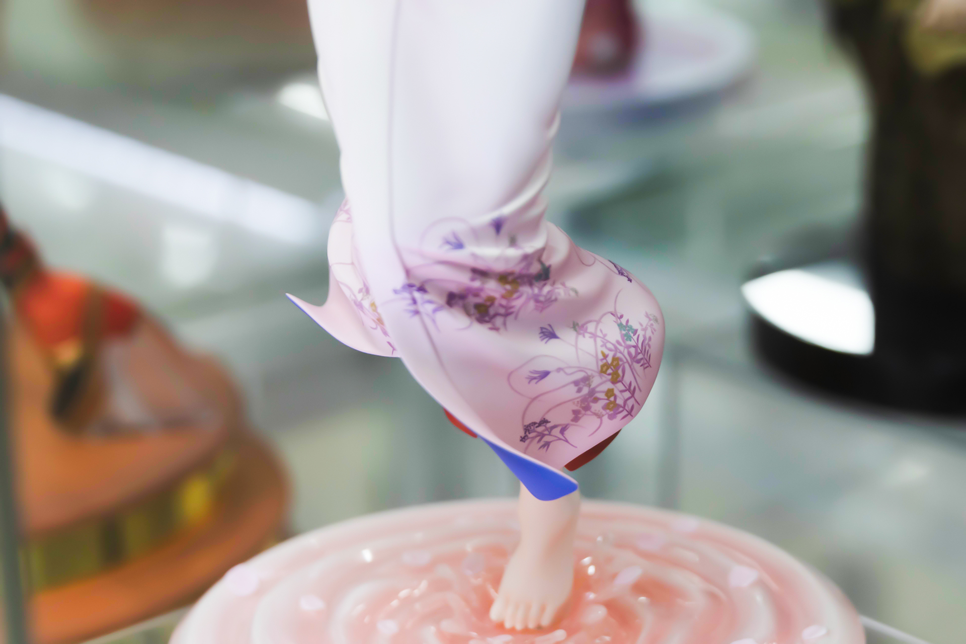 着物の絵柄や質感の表現もうっとりとするほどだ