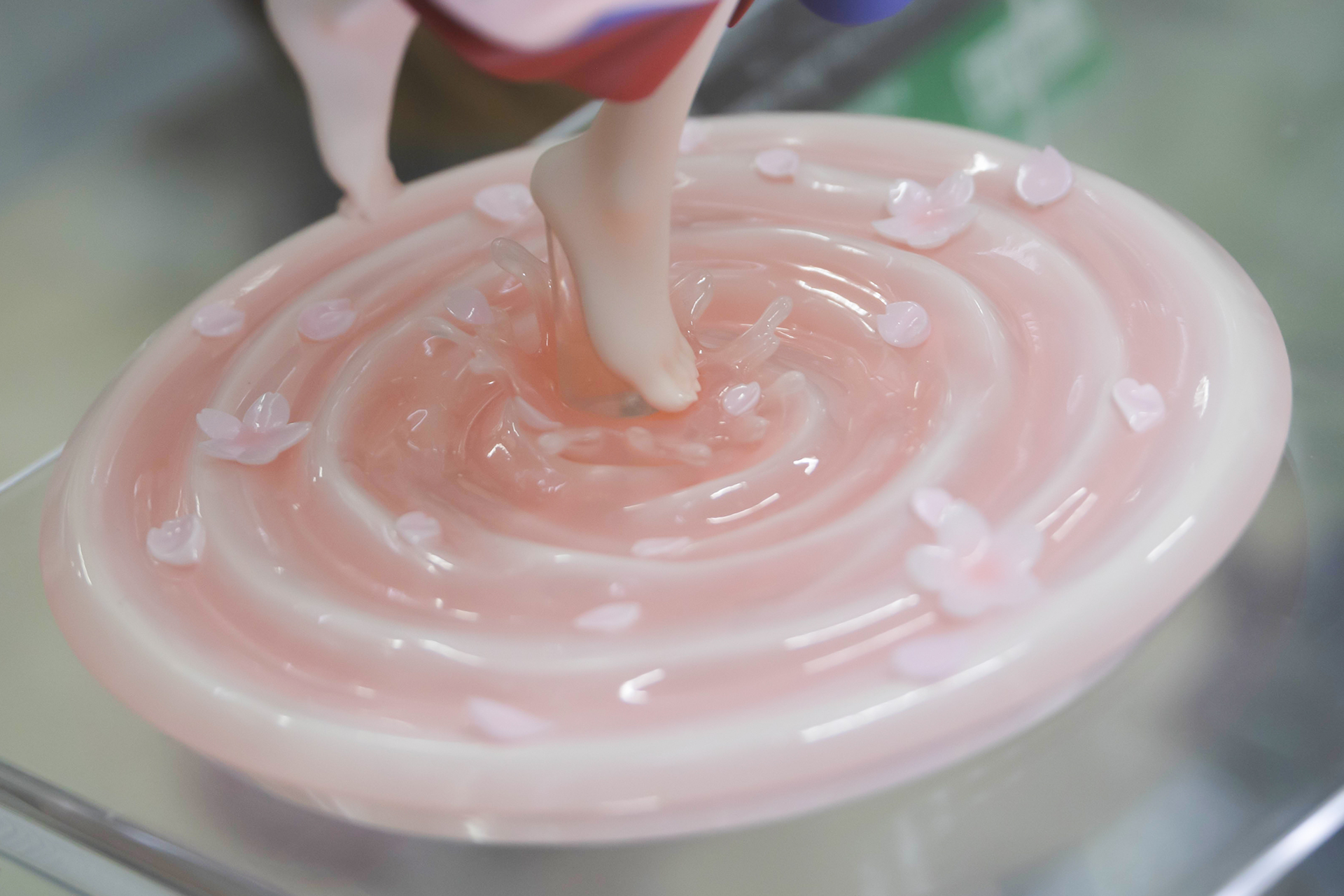 波紋が広がっているような台座は、桜が舞い散っている水面を模している