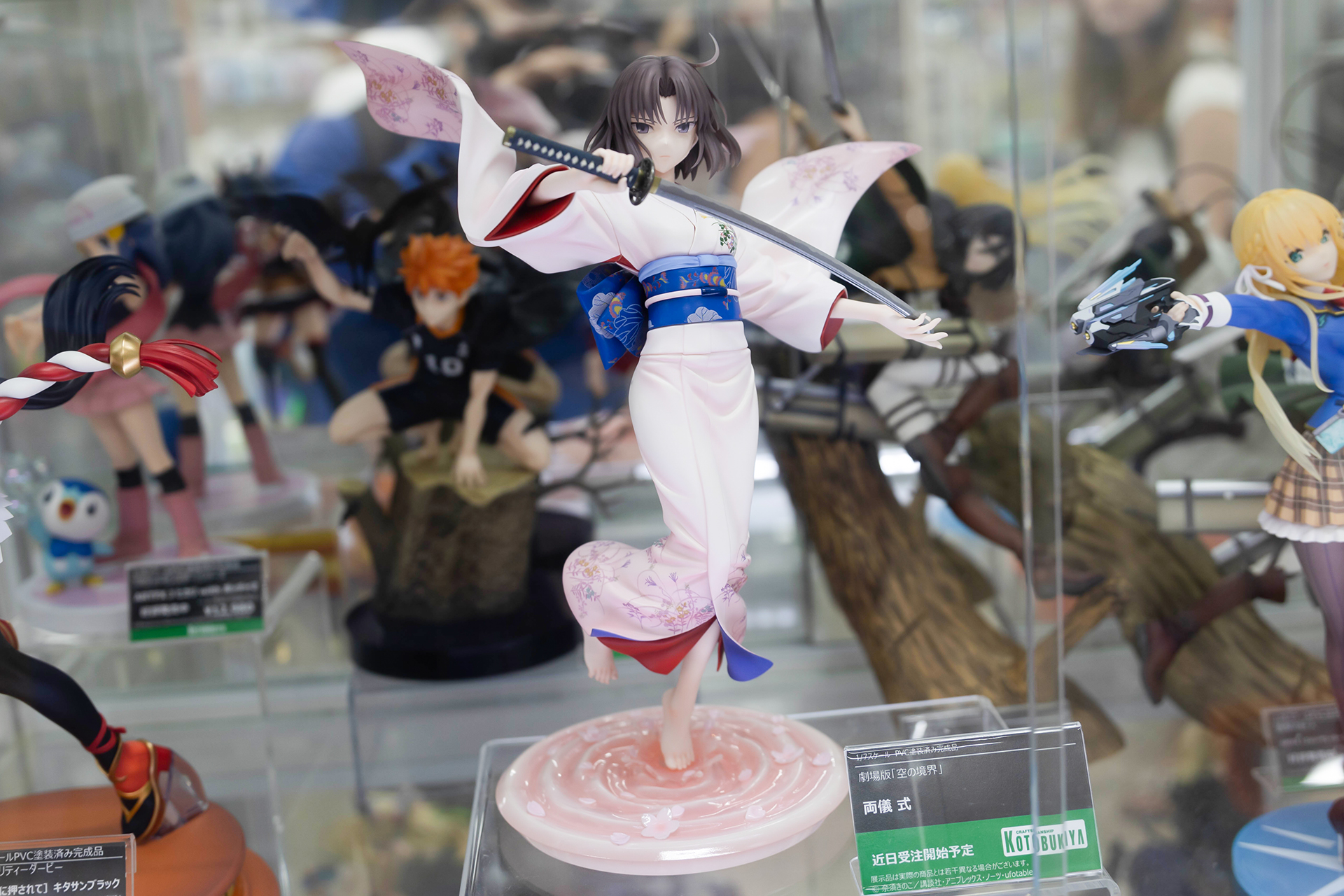 フィギュアの素材はPVCとABSで、台座部分を含む全高は約250mmだ