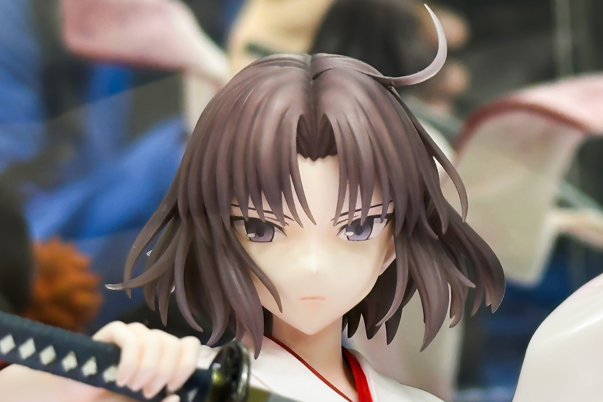 真剣なまなざしだが、アホ毛が飛び出している!?