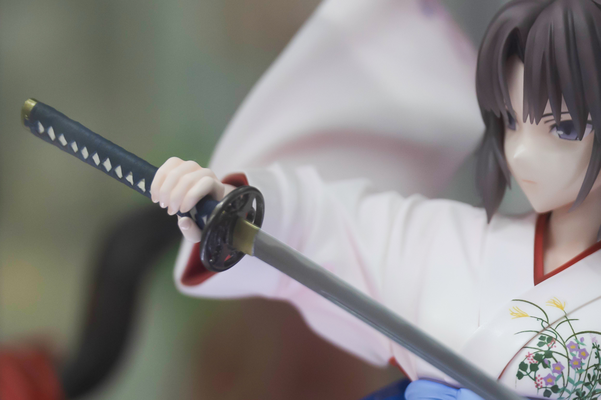 手に持つ日本刀も本格的だ