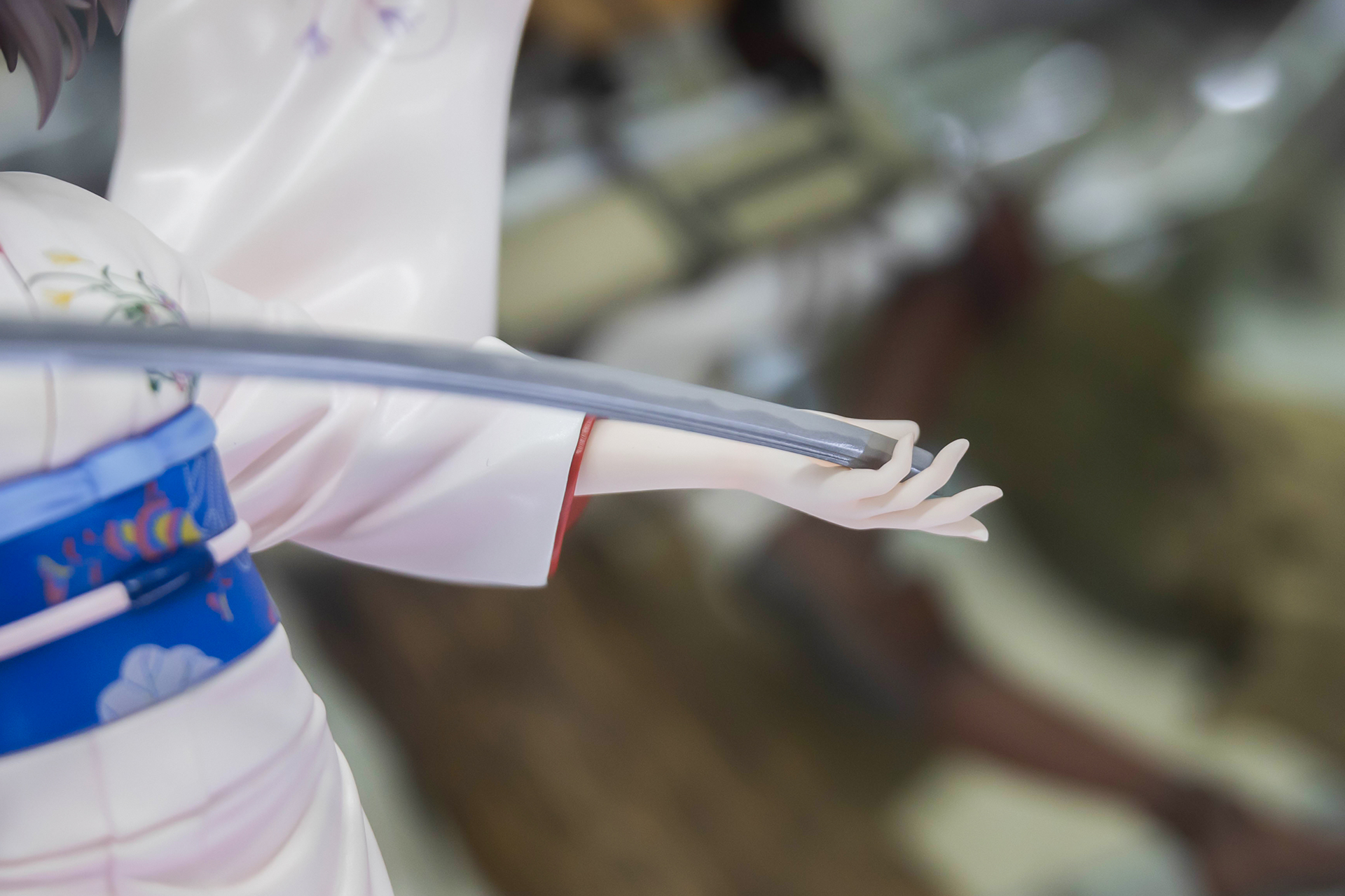 もう片方の手で剣先を持つポーズもクールだ