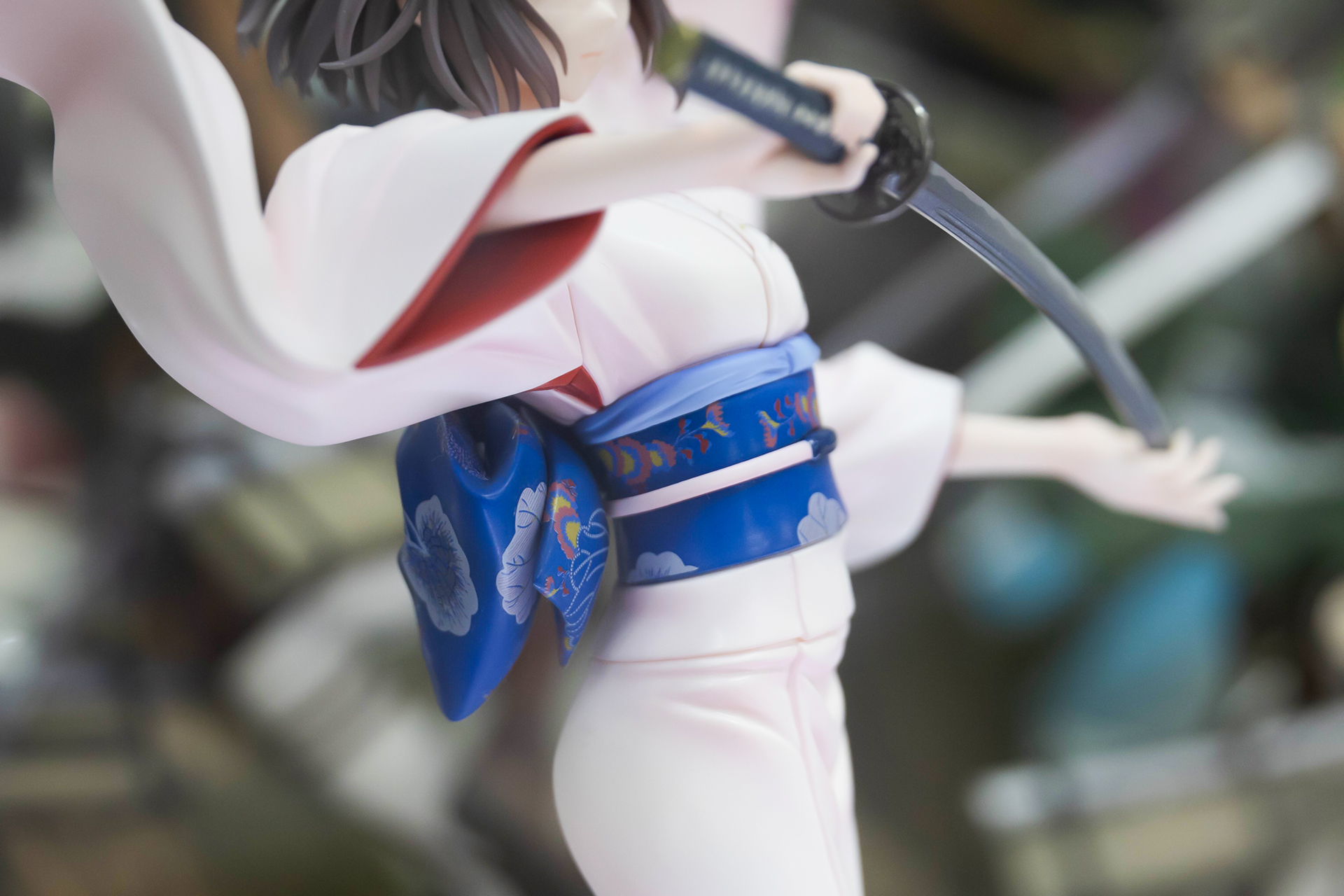 帯でウエストをぎゅっと締めている分、体のラインも良く出ている