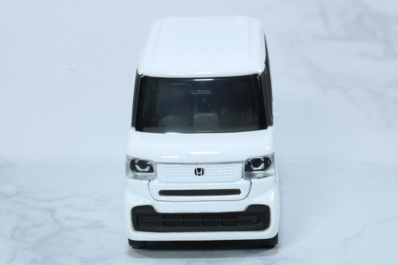 正面から見たトミカ ホンダ N-BOX