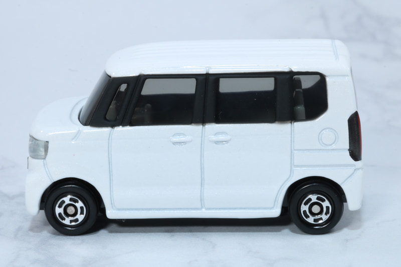 側面。N-BOXの特徴的なボックス型のボディがわかる