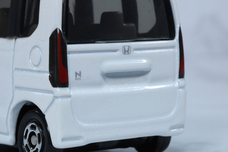 リアはN-BOXのエンブレムなどが細かく印字されている