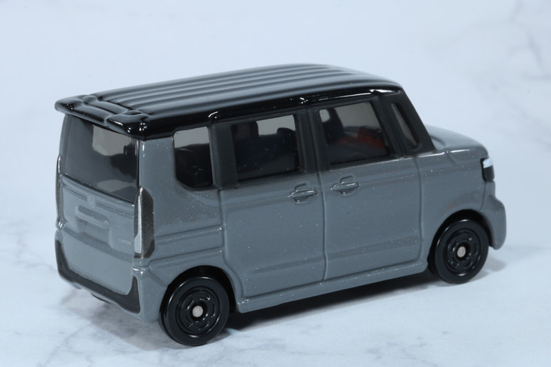 正面。直線的なデザイン