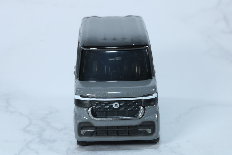 正面。直線的なデザイン