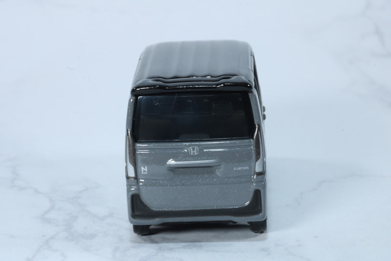 側面。リアの張り出したスポイラーやフロントからルーフのラインも美しく映える