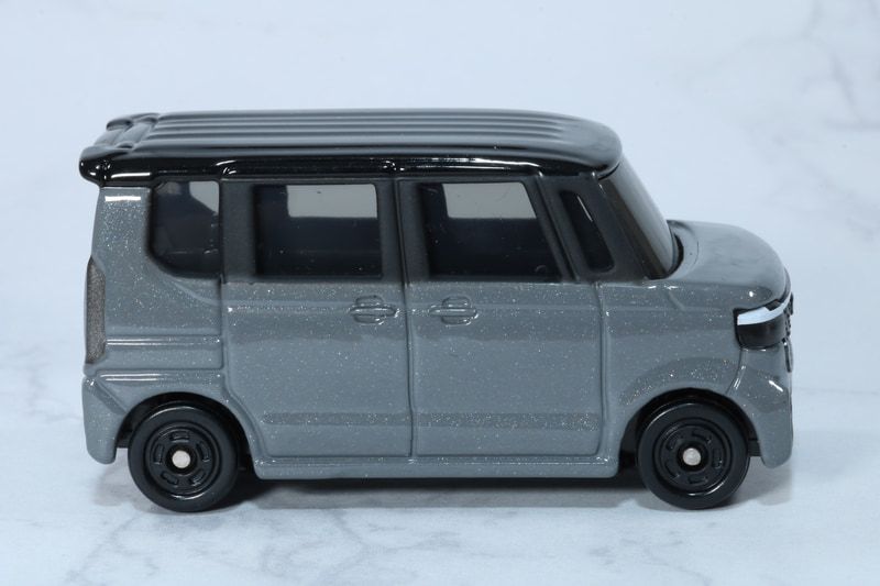 側面。リアの張り出したスポイラーやフロントからルーフのラインも美しく映える