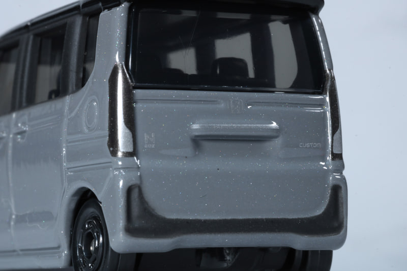 ローワイドなデザインが再現され「CUSTOM」の文字も表現されている