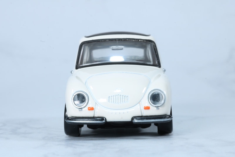 正面。丸いヘッドライト