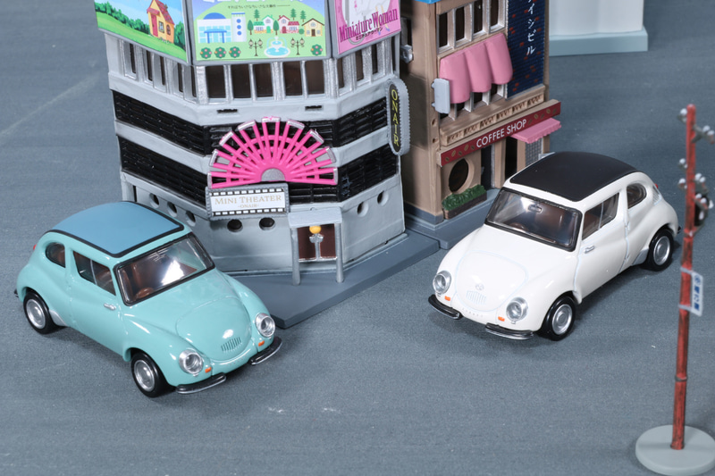 ノスタルジックな街並みを走る「スバル360」