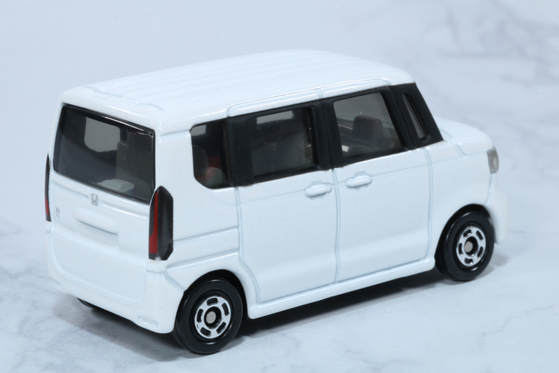 正面から見たトミカ ホンダ N-BOX