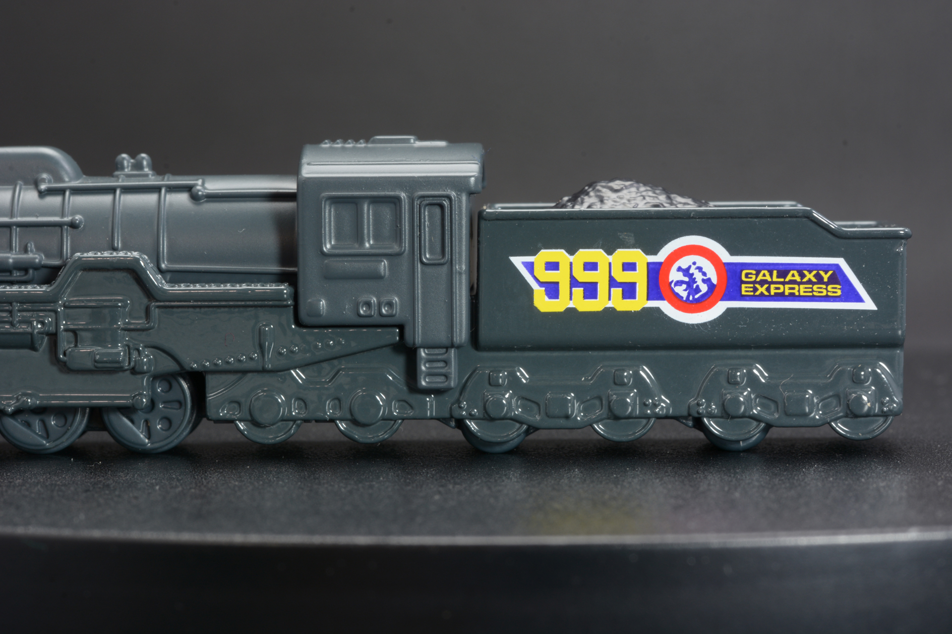 給炭槽側面のマークもTVアニメ版ならでは