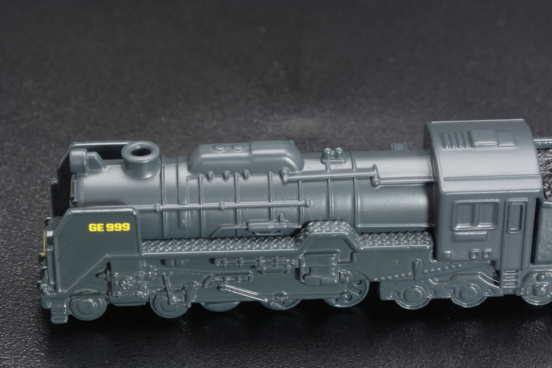 煙突はきちんと穴が開いている