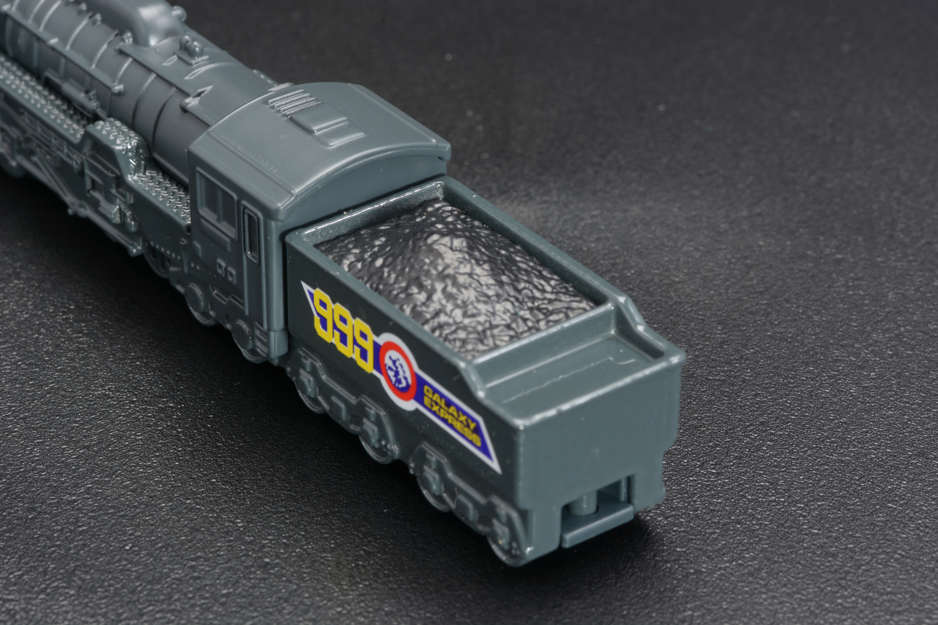 石炭もリアルに造型されている