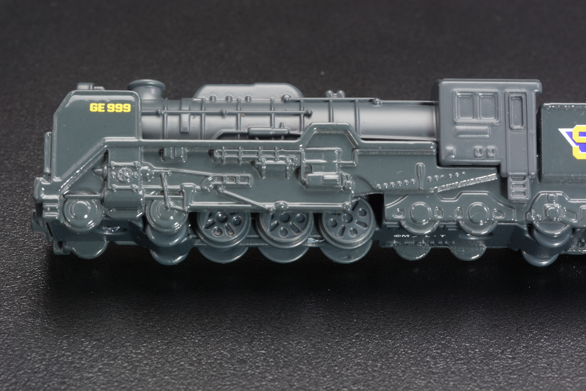 蒸気機関車ならではの動輪はプラで表現され、きちんと回転する