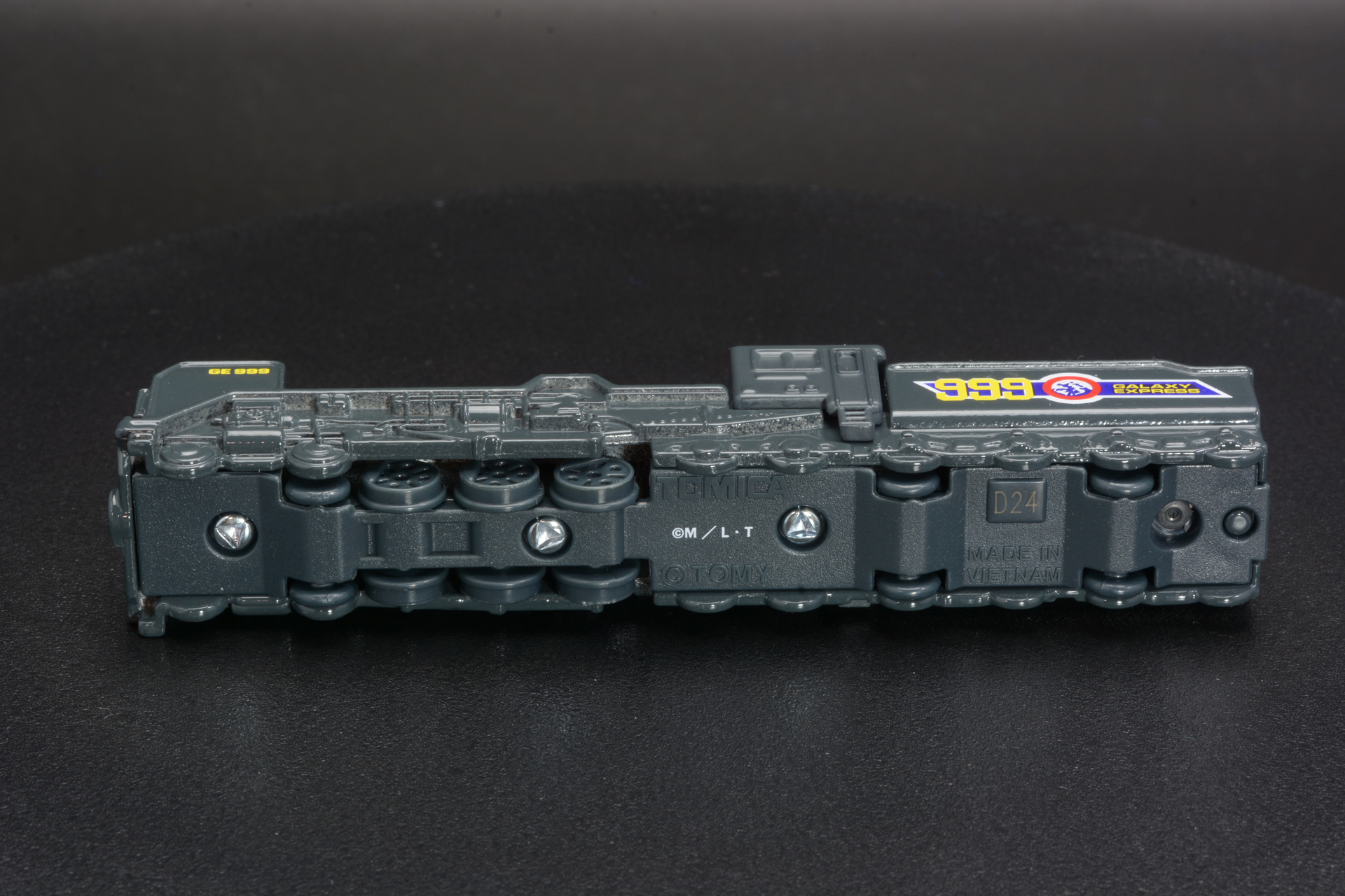 機関車の裏面。手転がし走行が可能な車輪があり、スムーズな走行が楽しめる