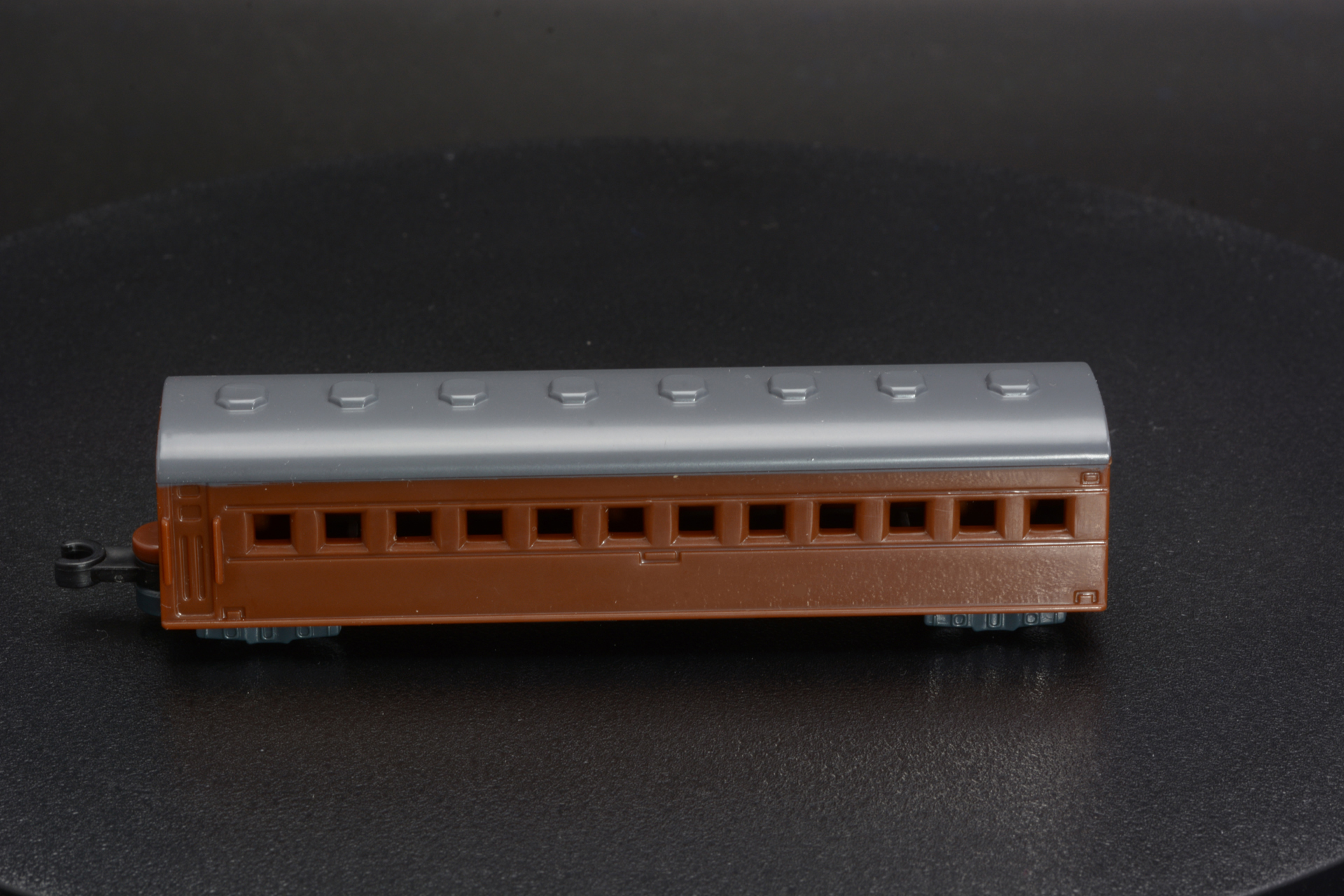 シンプルなデザインだが劇中の雰囲気をしっかり再現している客車