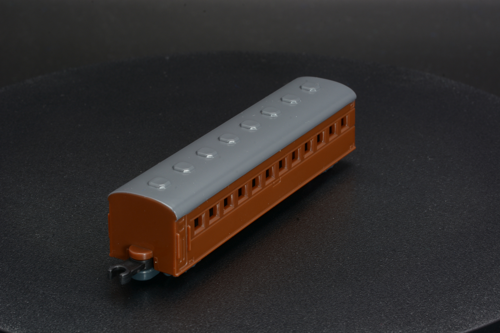 シンプルなデザインだが劇中の雰囲気をしっかり再現している客車