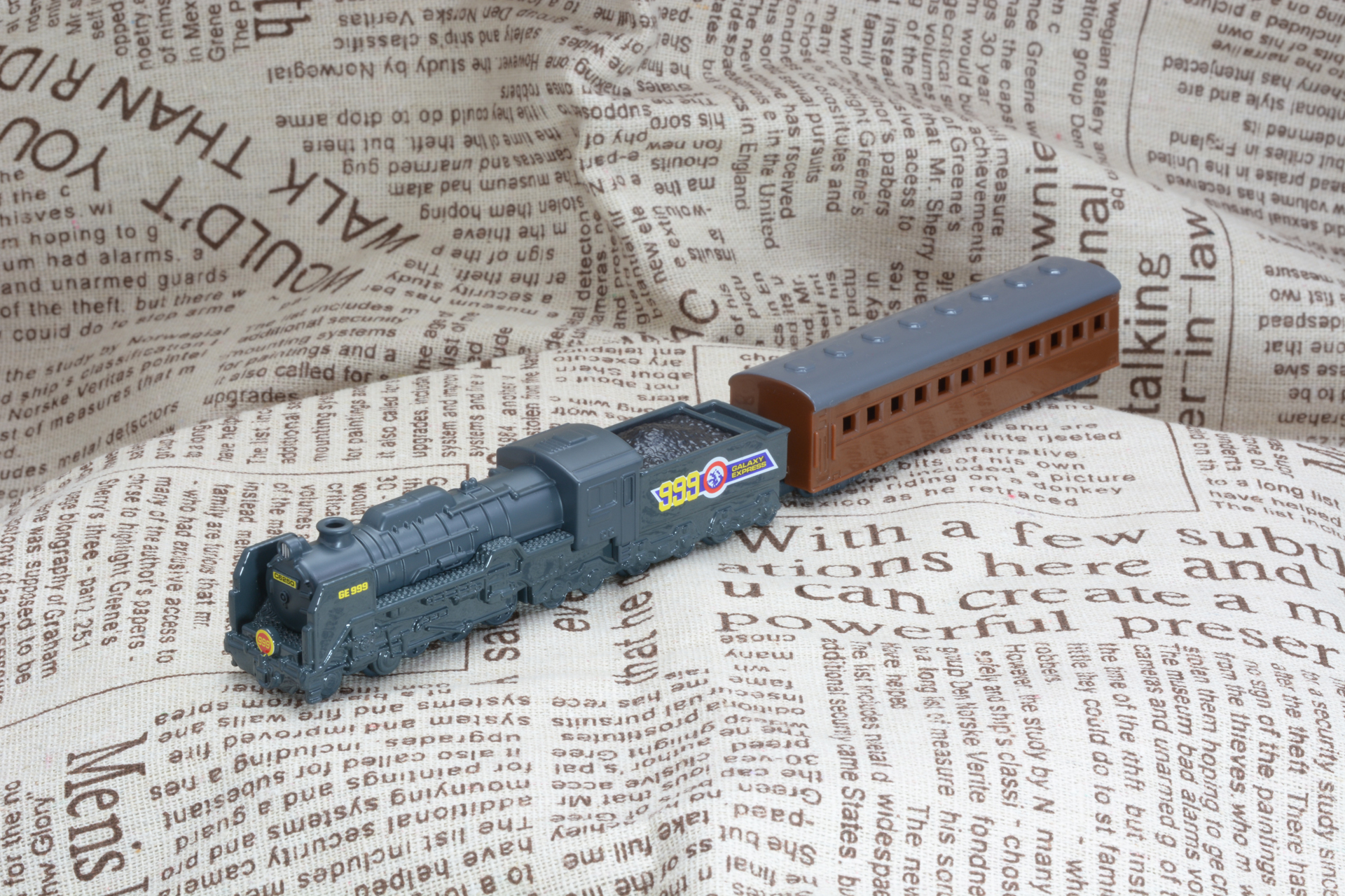 英字新聞風の布でアイテムらしさを強調