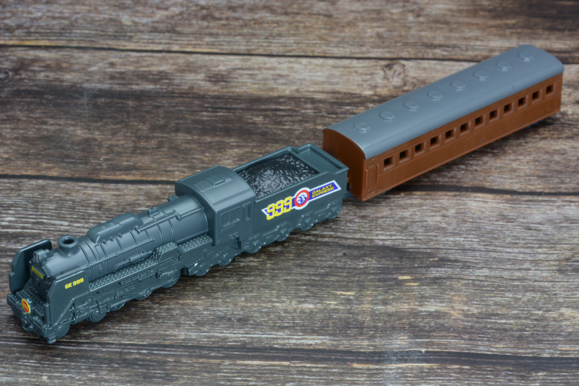 木の板風のシートの上に配置